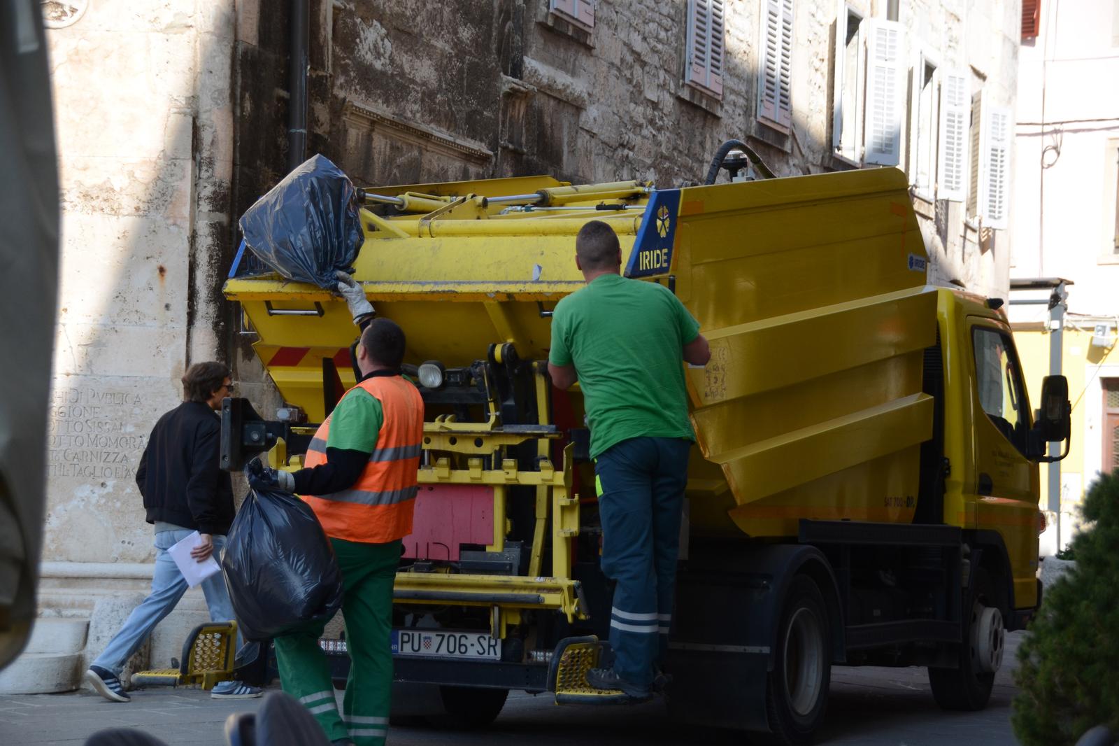 TEŠKO OZLIJEĐEN KOMUNALAC Pridržavao se za kamion sa stražnje strane u trenutku kada se vozač zabio u automobil